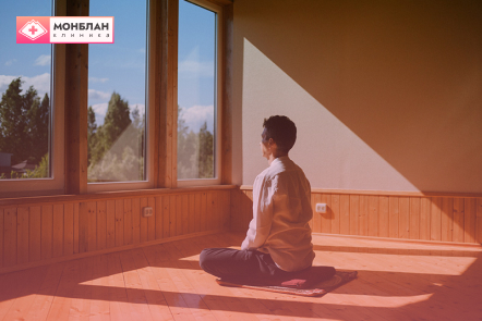 Мужчина медитирует Мужчина медитирует